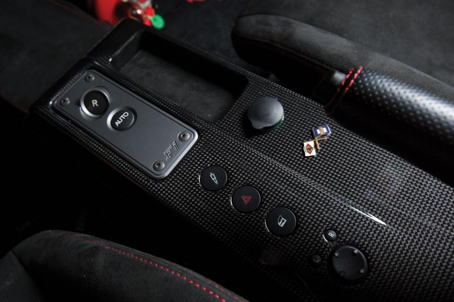 Детали интерьера Ferrari 430 Scuderia 2007 года  (NA) (фото 34 из 42)
